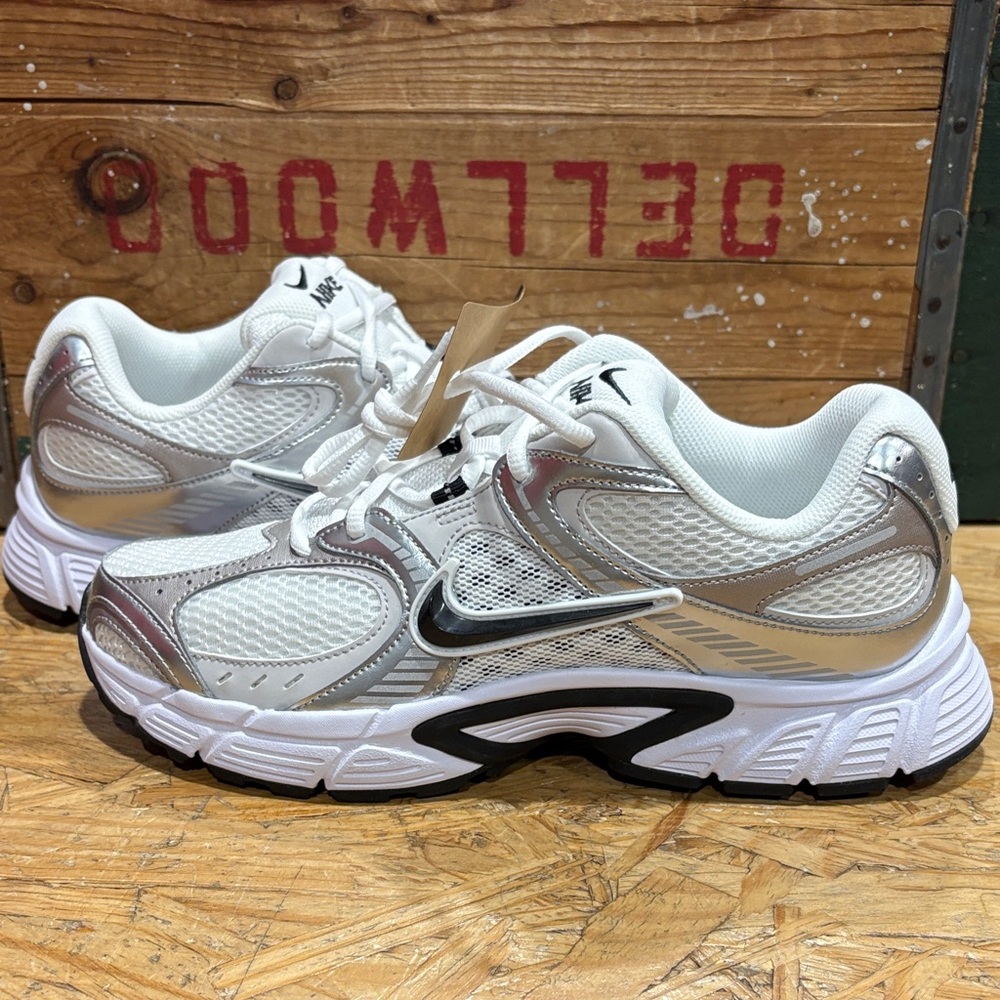 Nike V5 RNR White & Silver Mesh Running Sneakers
